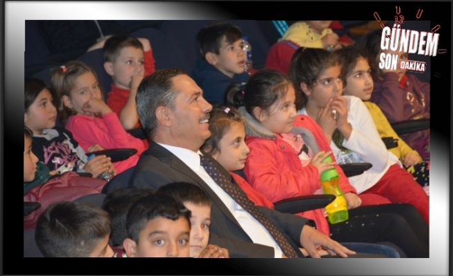 Başkan Uysal, öğrencilerle tiyatro izledi