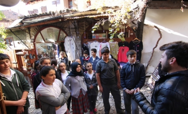 Safranbolulu öğrencilere yaşadıkları şehrin tarihi anlatılıyor