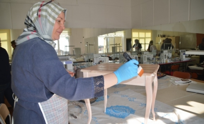 SAKEM’de eskiyen mobilyalar sanata dönüştürülüyor