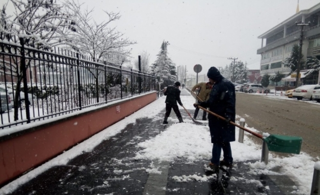 Düzce Belediyesi karla mücadele ekipleri heryerde