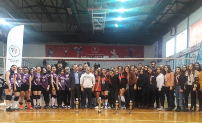 Voleybol’da Gölyaka Anadolu Lisesi şampiyon