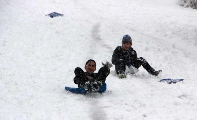 Düzce’de kar yağışı en çok çocukları sevindirdi