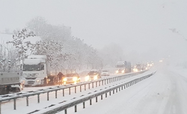 Karadeniz’i İstanbul’a bağlayan yol kardan kapandı