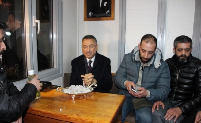 Cumhurbaşkanı Yardımcısı Oktay, taksicilerle sohbet etti