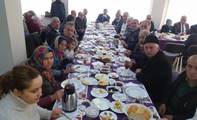 Şehit Aileleri ve Gaziler Kahvaltıda Bir Araya Geldi