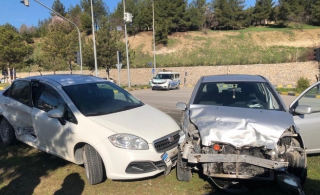 Karabük’te iki otomobil çarpıştı: 2’si çocuk 4 yaralı
