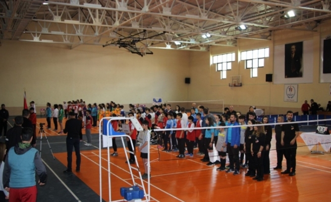 Badminton grup müsabakaları başladı