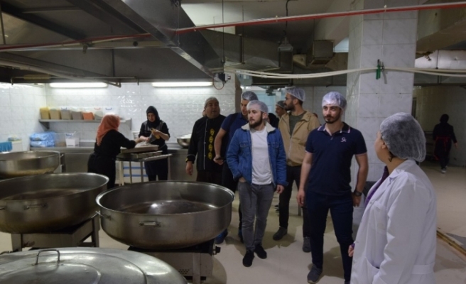 Düzce Üniversitesi öğrencileri açık mutfakta