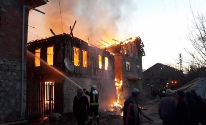 Köyde sabaha karşı çıkan yangında 2 ev yandı