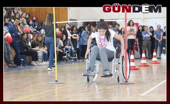 Liseli öğrenciler tekerlekli sandalye yarışında zor anlar yaşadı!..