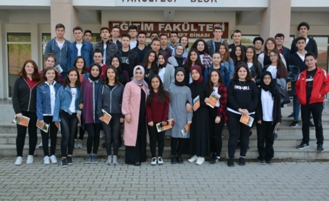 Liseli öğrenciler Düzce Üniversitesi’ni gezdi