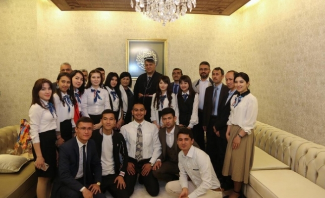 Rektör Polat, Özbek öğrencilerle bir araya geldi