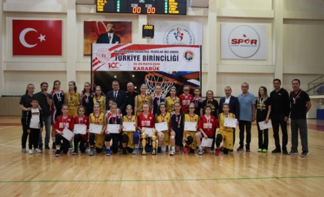 Basketbol Yıldızlar Türkiye Şampiyonları kupalarını aldı