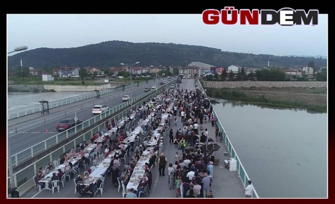 Köprüde 1.200 kişi iftar yaptı