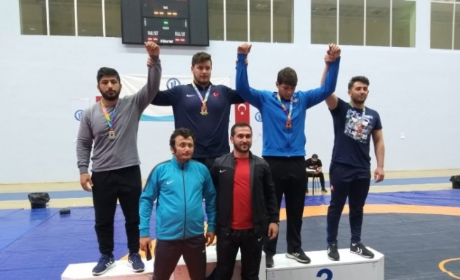Düzce Üniversitesi Öğrencilerinden Güreş Şampiyonasında İkincilik Başarısı