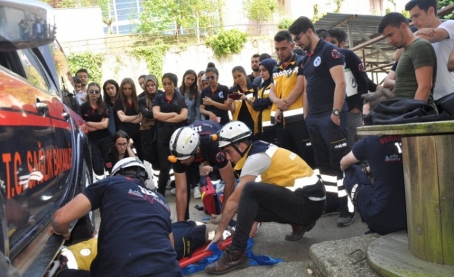 Düzce Üniversitesi öğrencilerine ambulans operasyonları eğitimi verildi