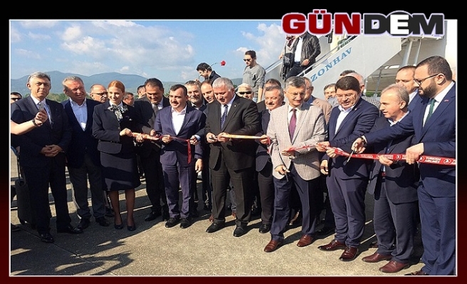 Zonguldak’a ilk uçak seferini yapan THY’na çiçekli karşılama