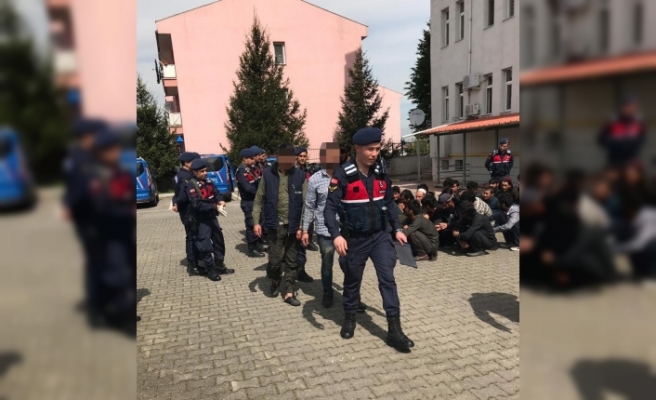 Jandarma ekipleri kaçak çalışan yabancıları yakaladı