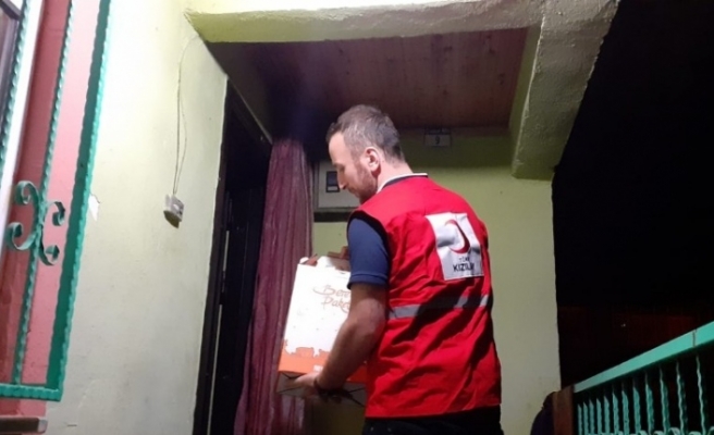 Kızılay Düzce Şubesi Yığılca’da ramazan kolisi dağıttı