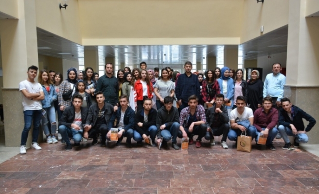 Lise öğrencileri Düzce Üniversitesi’ni gezdi