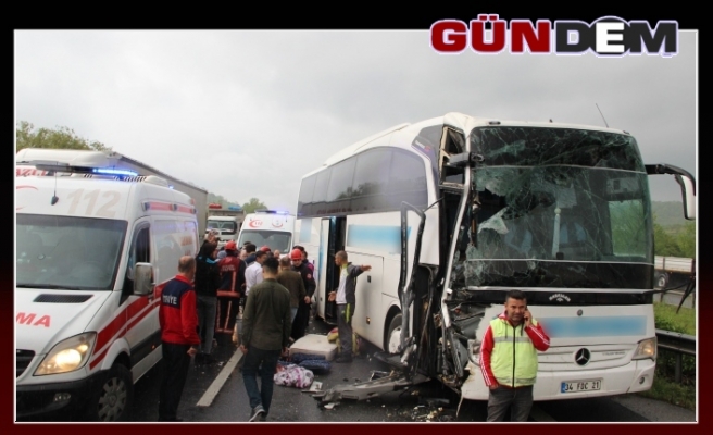 Otobüs tıra çarptı: 7 yaralı