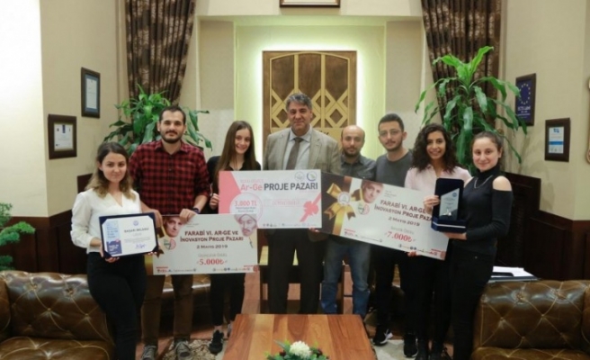 Rektör Polat, ödül kazanan öğrencileri tebrik etti