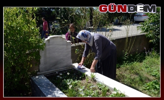 Arife günü vatandaşlar, mezarlıklara akın etti!..