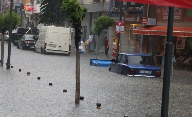 Karabük’te etkili olan sağanak yağış hayatı durma noktasına getirdi
