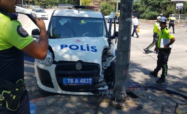 Polis otosu ile otomobil çarpıştı: biri polis 2 hafif yaralı
