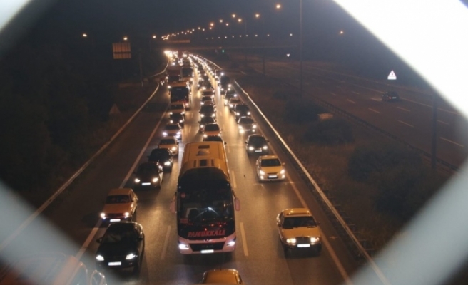 TEM Otoyolu  Düzce kesiminde gece saatlerinde trafik durarak ilerliyor