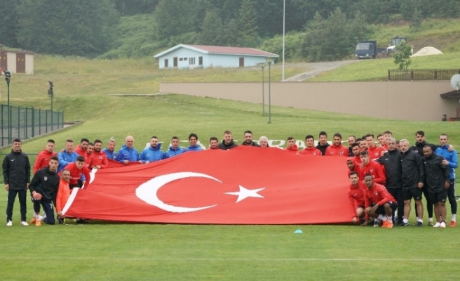 Futbolcular dev Türk Bayrağı ile poz verdi