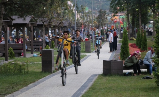 Karabük’ün yeni gözdesi Şehir Parkı’nda vatandaşlar yer bulmakta zorlanıyor