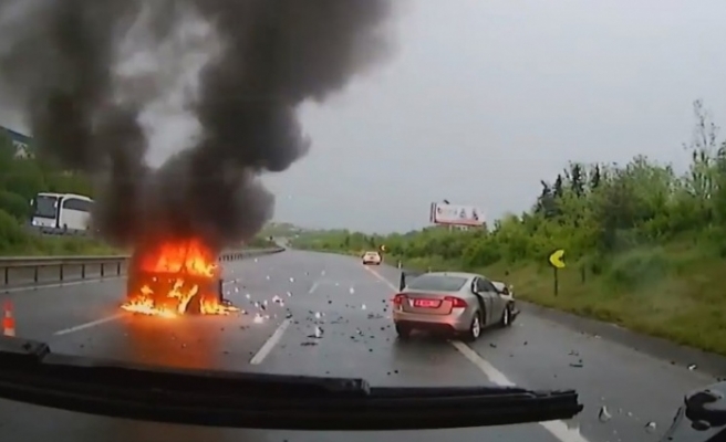 Trafikte yangına giden itfaiyenin yolda yaşadıkları araç kamerasına yansıdı