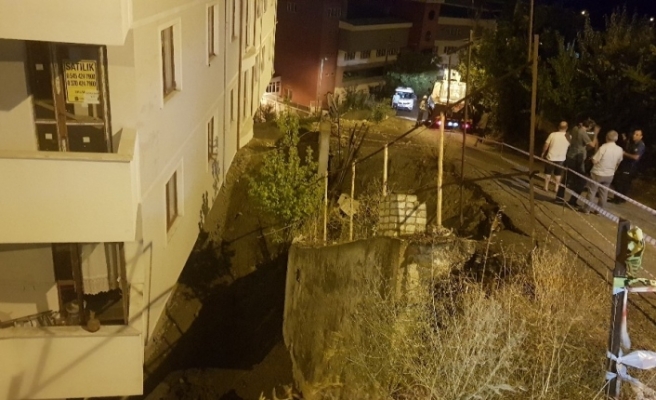 Karabük’te bir binan istinat duvarı çöktü