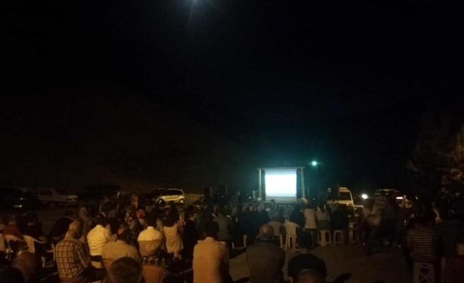 Köy meydanında yazlık sinema keyfi