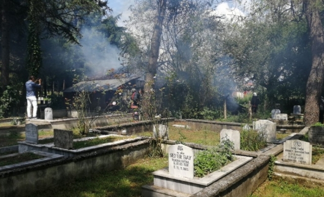 Mezarlığın içindeki baraka yanarak kül oldu