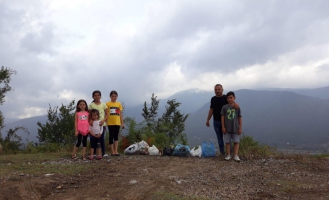 Tatile gelen gurbetçi çocuklarıyla birlikte çöp topladı
