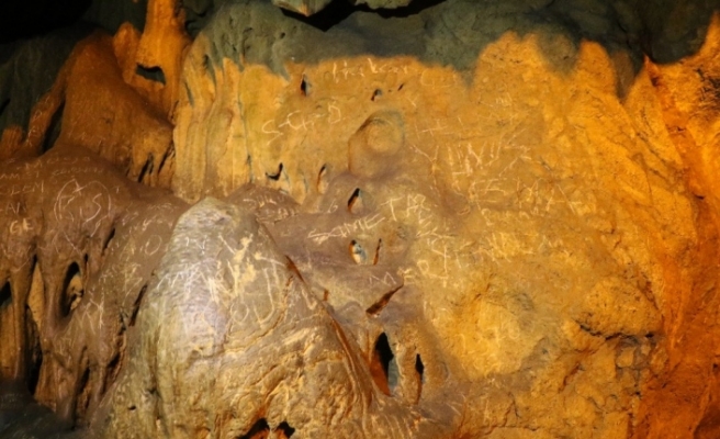 3 milyon yıllık mağaranın sütunlarına yazı yazdılar