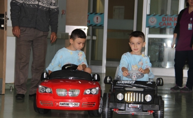 Çocuklar ameliyata akülü arabayla gidiyor