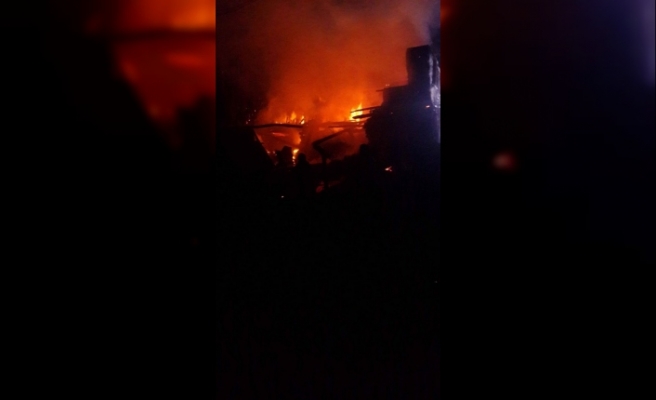 Safranbolu’da alevlerin sardığı ahşap ev tamamen yandı
