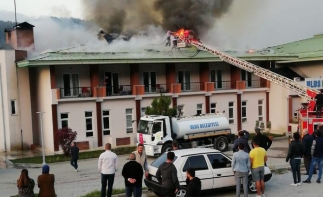 Bartın’da otel çatısında çıkan yangın paniğe neden oldu