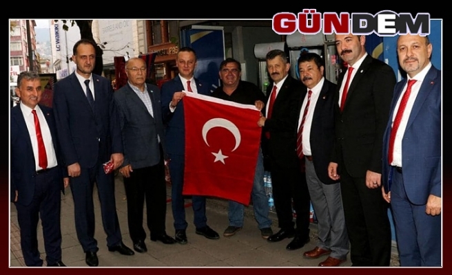Türk Bayrağı dağıttılar
