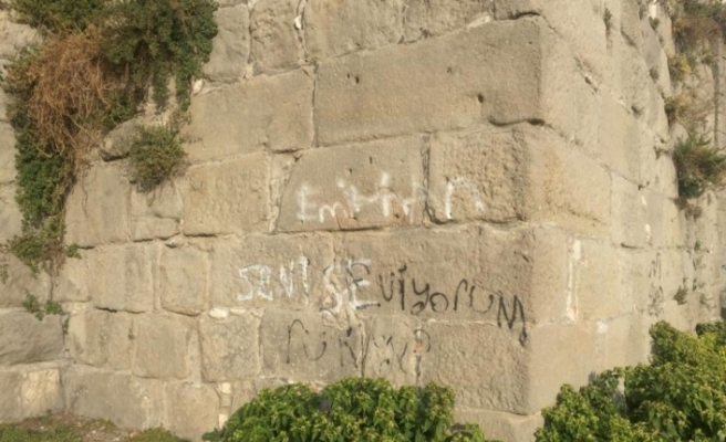 Tarihi Amasra kalesinin surlarını bilinçsizce boyadılar