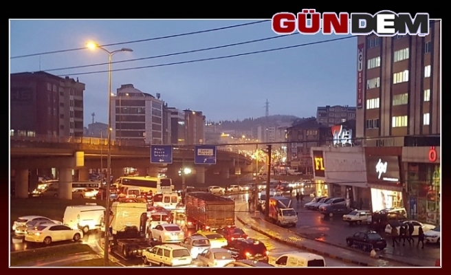 Ereğli’de birçok caddede trafik kilitlendi...