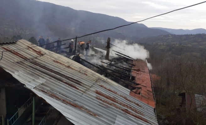 İki katlı evin çatısındaki yangın korkuttu