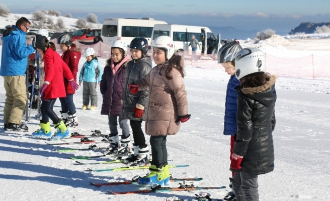’Antrenörüm Okulda’ projesi ile öğrenciler ücretsiz olarak kayak öğreniyor