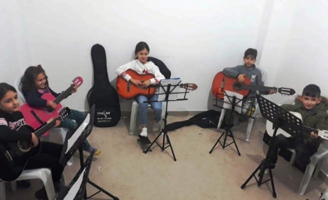 Çocuklar müzik okulunda mutlu