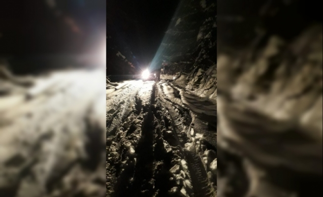 Karda mahsur kalan 8 kişi kurtarıldı