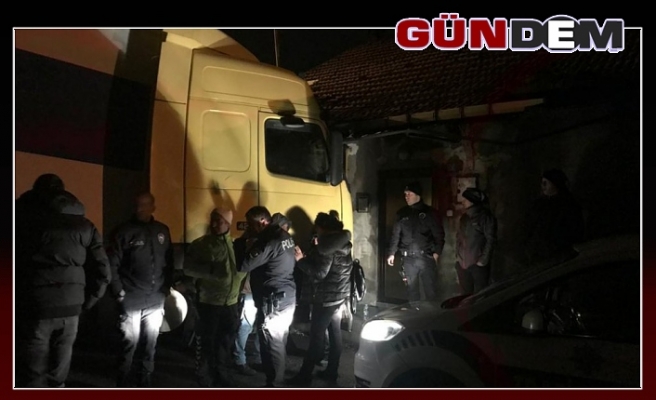 Zonguldak'ta TIR eve çarptı...