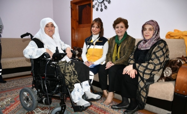 80 yaşındaki kadına akülü tekerlekli sandalye
